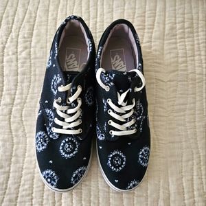 Vans Kaleidescape, Medallion Navy, White Women's "off THE WALL"